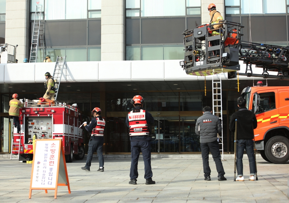 14일 서울 종로구에 위치한 한 건물에서 '2022 재난 대응 안전한국훈련'을 실시하고 있다. ⓒ홍수형 기자