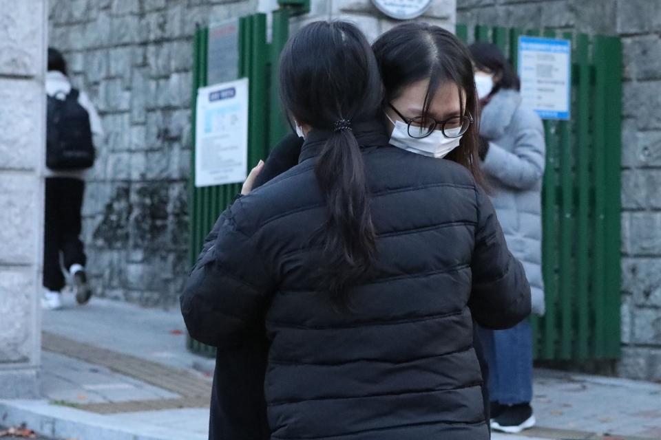 2023년도 대학수학능력시험(수능)이 치러지는 17일 경기도 성남시 수내고등학교 교문 앞에서 수험생과 학부모가 울먹이며 인사하고 있다. ⓒ홍수형 기자