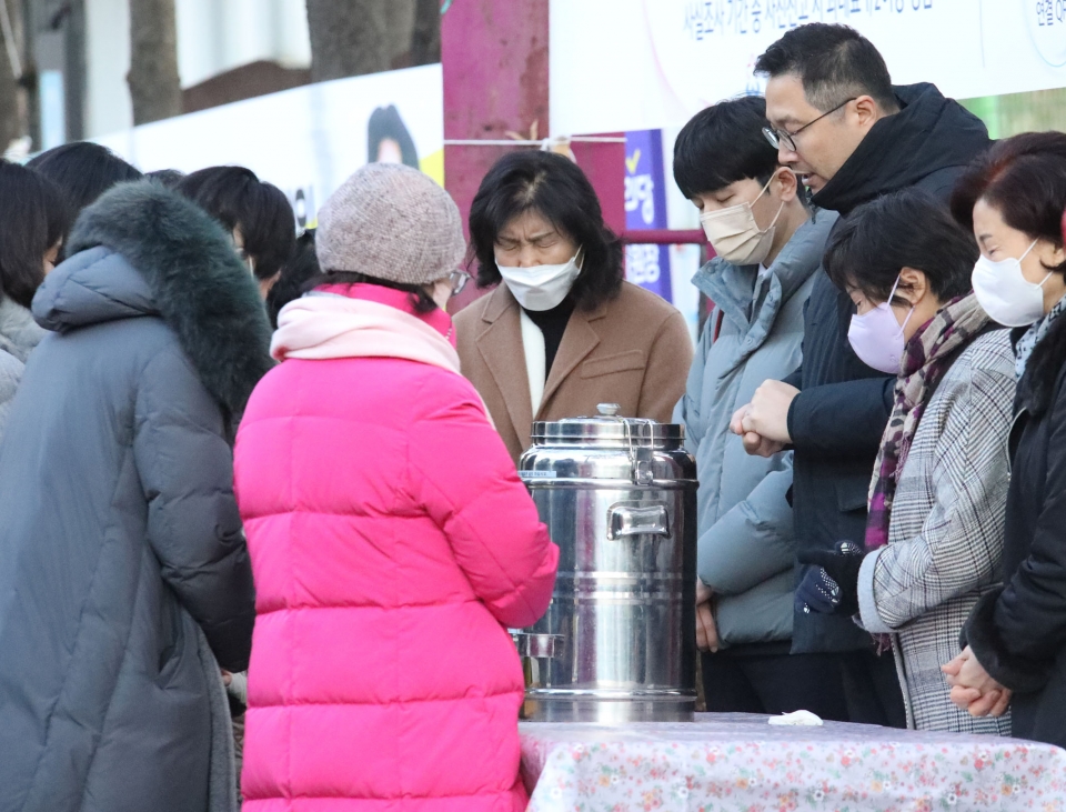 2023년도 대학수학능력시험(수능)이 치러지는 17일 경기도 성남시 수내고등학교 교문 앞에 수험생 학부모와 교인들이 기도를 하고 있다. ⓒ홍수형 기자