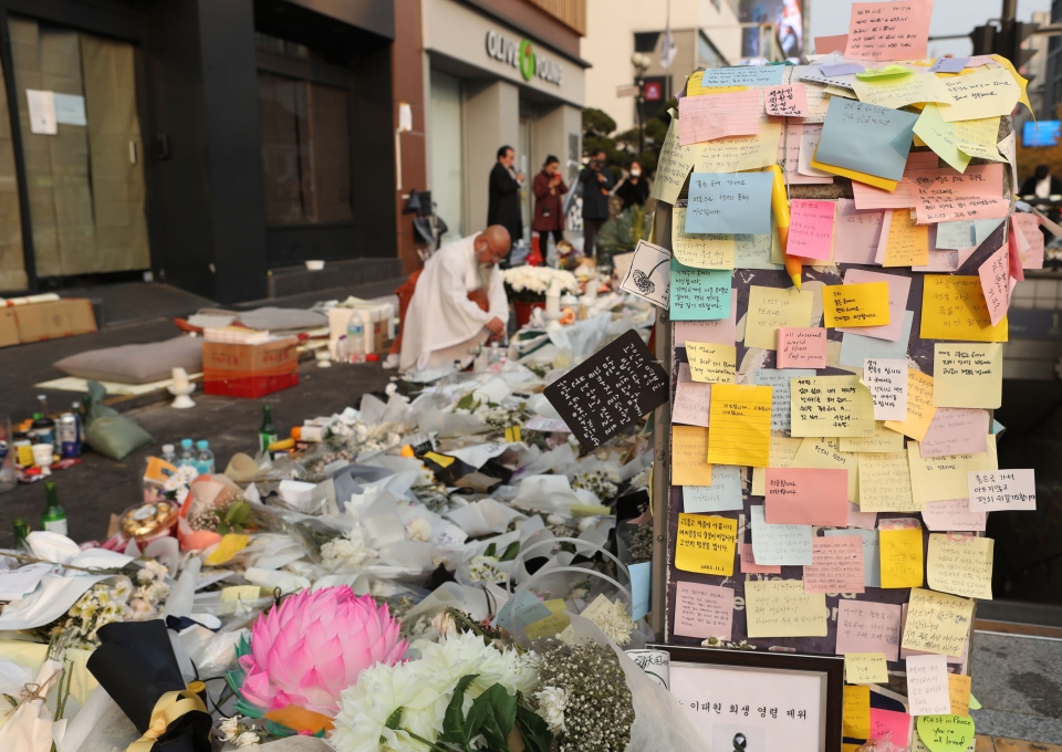 10일 서울 용산구 이태원역 추모장 앞에 추모객들이 놓은 추모 메세지와 국화 꽃이 놓여 있다. ⓒ홍수형 기자