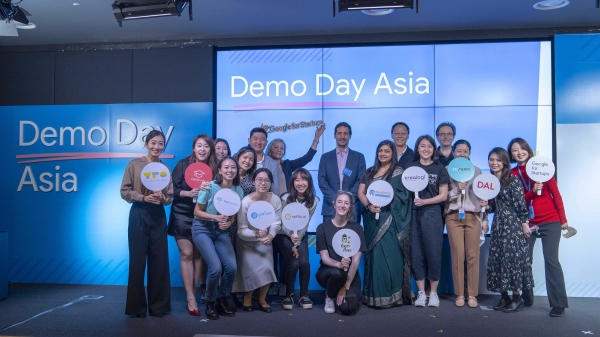 구글 아시아 여성 스타트업 포럼이 17일 서울시 강남구 구글 스타트업 캠퍼스에서 열렸다. 이날 행사에 참여한 총 10명의 아태지역 여성 창업가들이 단체사진을 찍고 있다. ⓒ구글코리아 제공