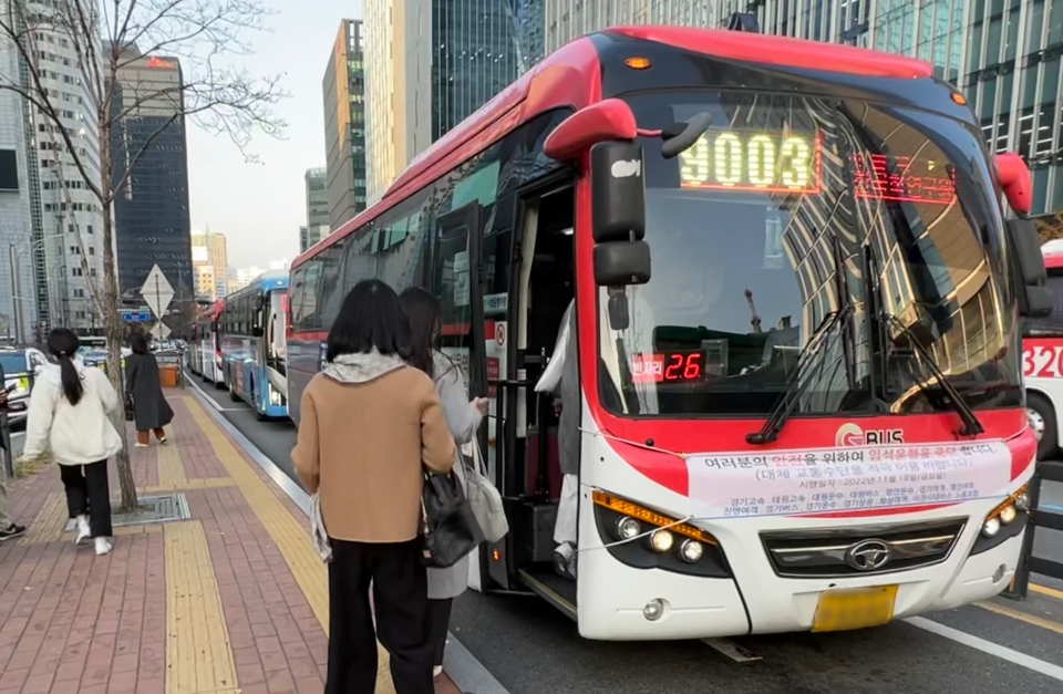 18일 서울 중구에 한 버스 정류장을 지나는 광역버스 전면에 입석 승차 금지 안내문이 걸려 있다. ⓒ홍수형 기자