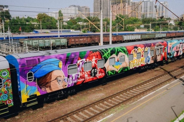 우크라이나 수도 키이우와 남부 도시 헤르손을 잇는 승리열차. 우크라이나 국방부는 외부 그림은 우크라이나 화가가 그렸다고 밝혔다. ⓒ우크라이나 국방부 트위터