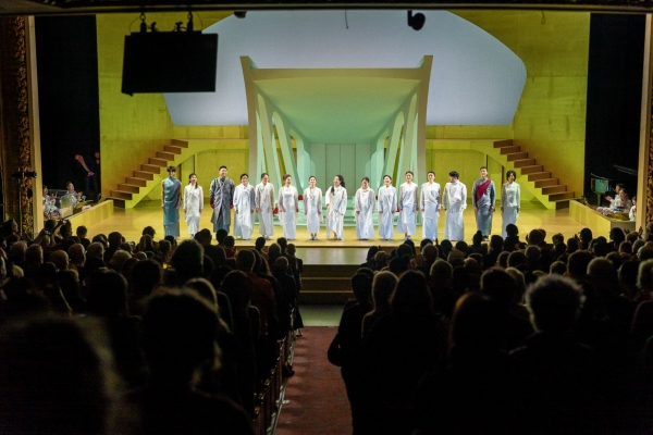 국립창극단의 창극 ‘트로이의 여인들’(Trojan Women) 뉴욕 첫 공연이 지난 18일(현지시간) 미국 뉴욕 하워드 길만 오페라하우스에서 열렸다. 공연 후 커튼콜에서 관객들이 박수를 보내고 있다. ⓒHyo Jin An/국립극장 제공