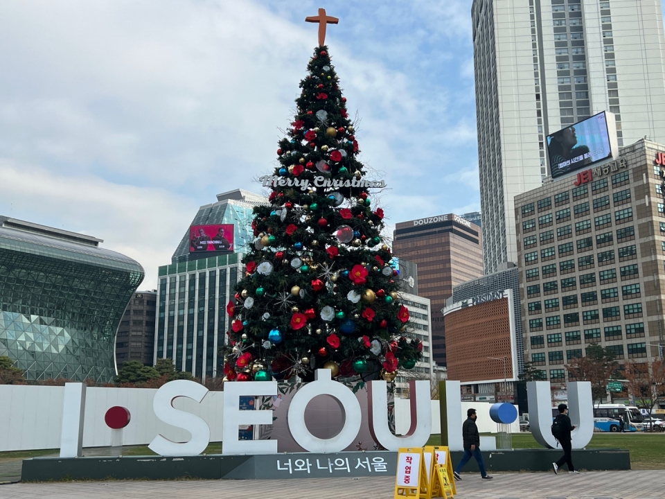 22일 서울 중구 서울광장에 연말을 맞아 크리스마스 트리가 세워져있다. ⓒ홍수형 기자