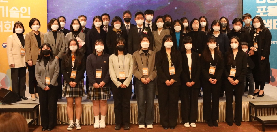 23일 서울 강남구 한국과학기술회관에서 열린 '2022 여성과학기술인 연차대회'에서 수상자들이 단체 기념 촬영을 하고 있다. ⓒ홍수형 기자