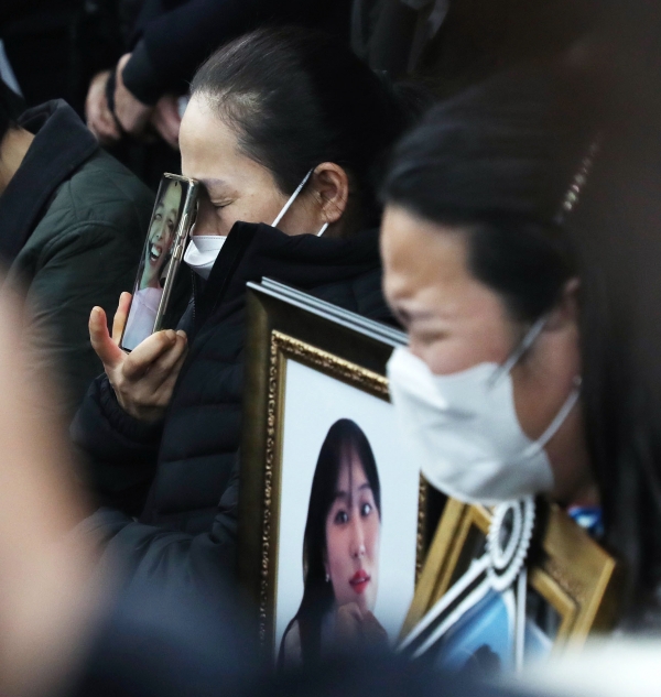 이태원 참사 희생자 유가족들이 22일 서울 서초구 민주사회를 위한 변호사모임(민변) 대회의실에서 열린 '10·29 이태원 참사' 유가족 입장발표 기자회견 도중 눈물을 흘리고 있다. (공동취재사진)