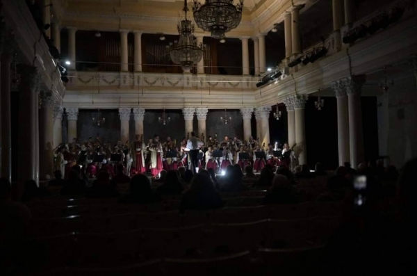 우크라이나 국립 필하모닉 오케스트라 컬롬홈에서 열린 콘서트가 촛불과 손전등, 스마트폰으로 불을 밝힌채 열리고 있다. ⓒ우크라이나 국방부 트위터
