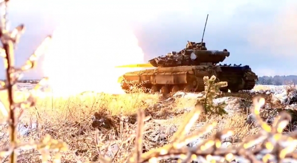 우크라이나군 탱크가 러시아군을 향해 포격하고 있다. ⓒ우크라이나 국방부 트위터