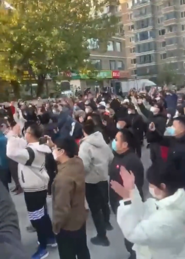 중국의 베이징에서 코로나 봉쇄에 항의하는 시위가 벌어지고 있다. ⓒ트위터