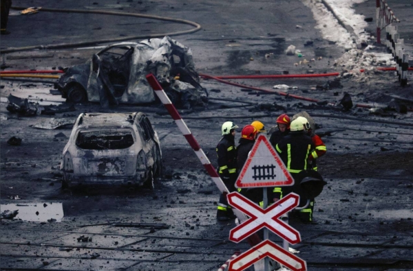 러시아군의 미사일 공격으로 차량들이 휴지조각처럼 파괴됐다. ⓒ우크라이나 국방부 트위터