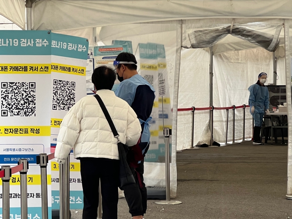 29일 서울 중구 서울역 광장에 마련된 선별진료소에 시민이 코로나19 검사 받기 위해 안내를 받고 있다. ⓒ홍수형 기자