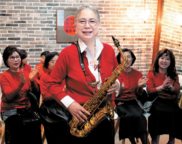이연한 OKF 대표가 11월 16일 서울 서초구 OKF빌딩에서 색소폰을 연주하고 있다. ⓒ홍수형 기자