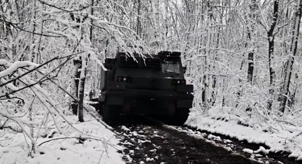 눈 덮힌 산길에서 기동하고 있는 우크라이나 장갑차 ⓒ우크라이나 국방부 트위터