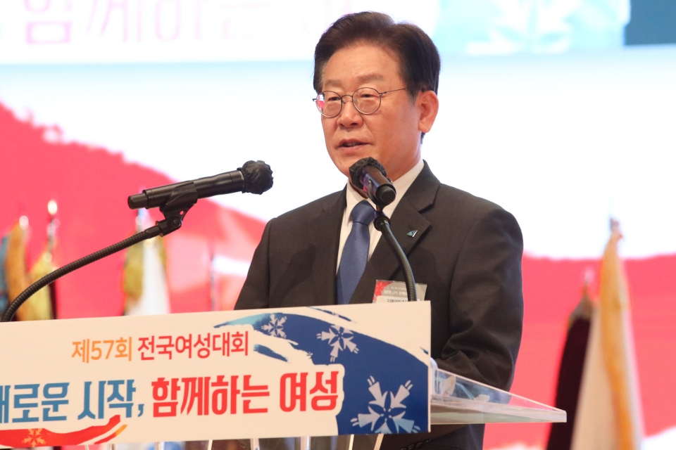 30일 서울 강남구 코엑스에서 한국여성단체협의회가 개최한 '제57회 전국여성대회 새로운 시작, 함께하는 여성'에서 이재명 더불어민주당 당대표가 발언을 하고 있다. ⓒ홍수형 기자