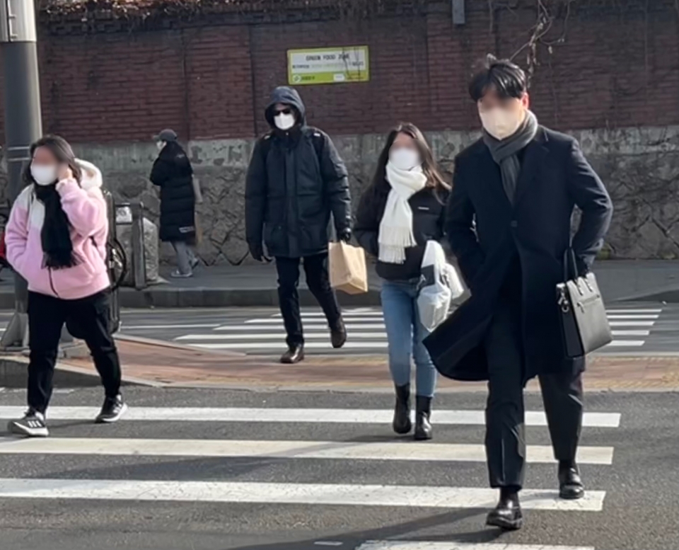 2일 서울 중구에 한 신호거리에서 시민들이 추위에 발걸음을 옮기고 있다. ⓒ홍수형 기자