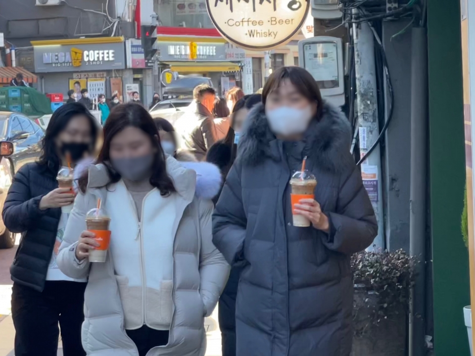 5일 서울 종로구에 위치한 한 카페 앞에서 시민들이 한파 주의에 불구하고 얼음 음료를 들고 발걸음을 옮기고 있다. ⓒ홍수형 기자