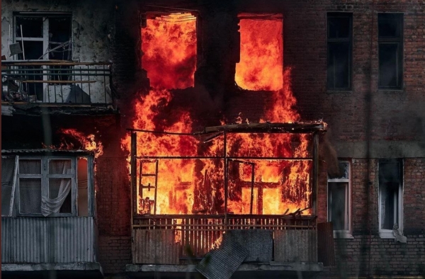 러시아군의 미사일 공격으로 바흐무트의 한 주택가가 불타고 있다. ⓒ우크라이나 국방부 트위터
