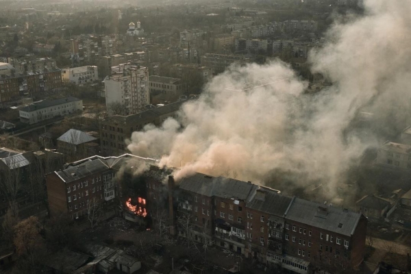 러시아의 미사일 공격으로 바흐무트 주택가의 건물이 불타고 있다. ⓒ우크라이나 국방부 트위터