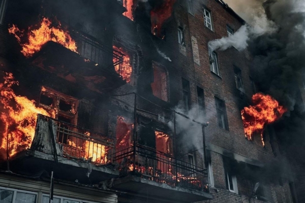 도네츠크주 바흐무트의 민간인 거주지가 러시아군의 미사일 공격으로 불타고 있다. ⓒ우크라이나 국방부 트위터