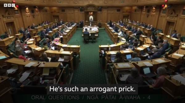 재신더 아던 뉴질랜드 총리가 의회에서 야당 위원에게 한 욕설이 방송되고 녹화돼 파문이 일었다. ⓒBBC 화면 갈무리