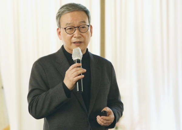 정호승 시인이 15일 서울 서초구 더리버사이드호텔에서 열린 '제64차 WIN 문화포럼'에서 강연을 하고 있다.  ⓒ홍수형 기자