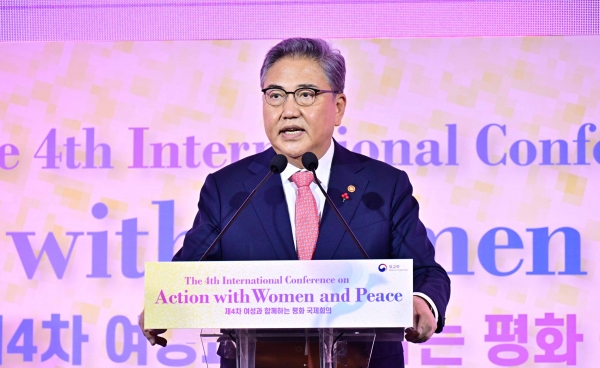 박진 외교부 장관이 15일 열린 ‘제4차 여성과 함께하는 평화 국제회의’에서 개회사를 하고 있다.  사진=외교부 제공