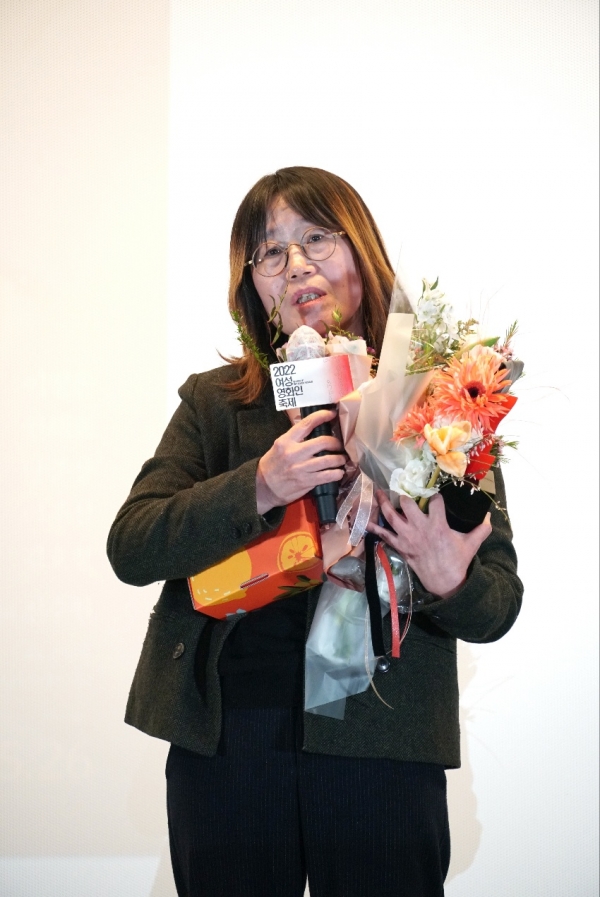지난 15일 열린 제23회 올해의 여성영화인상 시상식에서 영화 ‘오마주’ 신수원 감독이 최고상인 올해의 여성영화인상을 받았다. ⓒ여성영화인모임 제공
