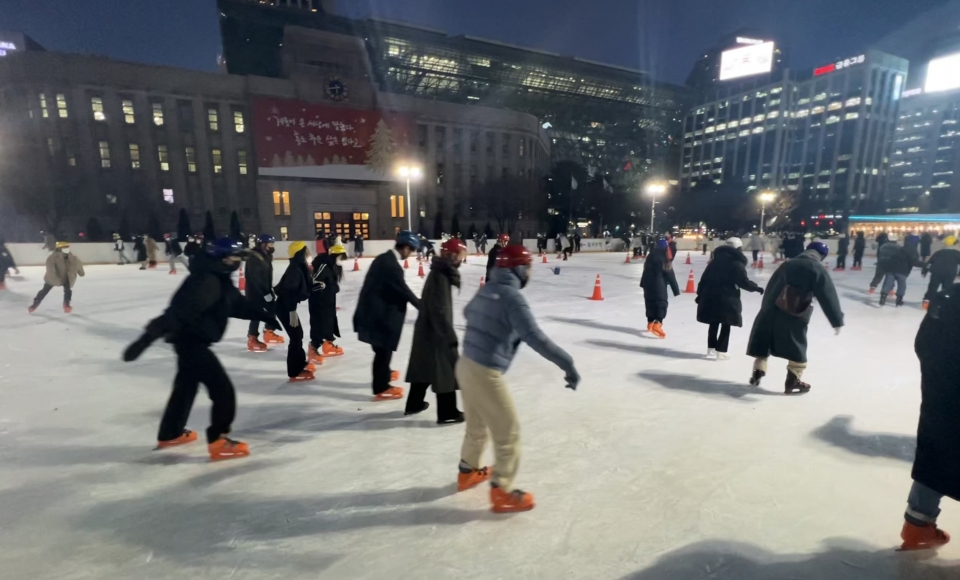 22일 서울 중구 서울광장에 마련된 스케이트장에 시민들이 북적이고 있다. ⓒ홍수형 기자