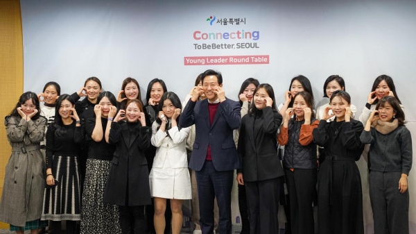 오세훈 서울시장이 22일 '영 리더'로 위촉된 여성 기업인들과 기념 촬영을 하고 있다. 사진=서울시 제공