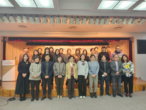23일 서울 중구 서울YWCA에서 제26회 YWCA가 뽑은 좋은 미디어콘텐츠상 시상식이 열렸다. 수상자들과 심사위원들이 기념 사진을 촬영하고 있다. ⓒ여성신문