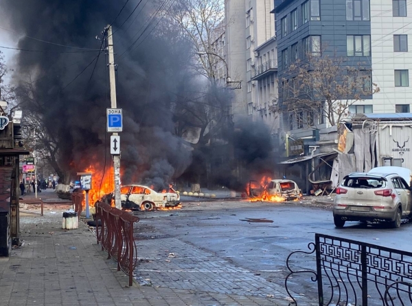 크리스마스 이브인 24일(현지시각) 헤르손 중심가에 대한 포격으로 차량들이 불타고 있다.  ⓒ우크라이나 국방부 트위터