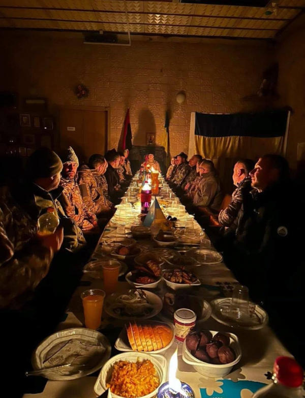 우크라이나 병사들이 최전선에서 크리스마스이브에 만찬을 하고 있다. ⓒ우크라이나 국방부 트위터