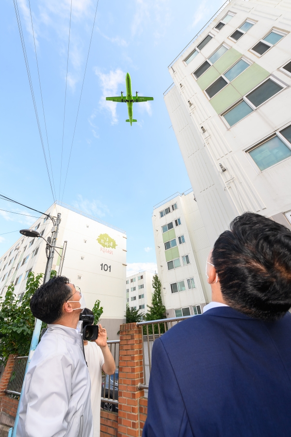 소음피해지역인 신월동 아파트를 방문해 소음 측정중인 원장관과 이기재 구청장 ⓒ양천구청