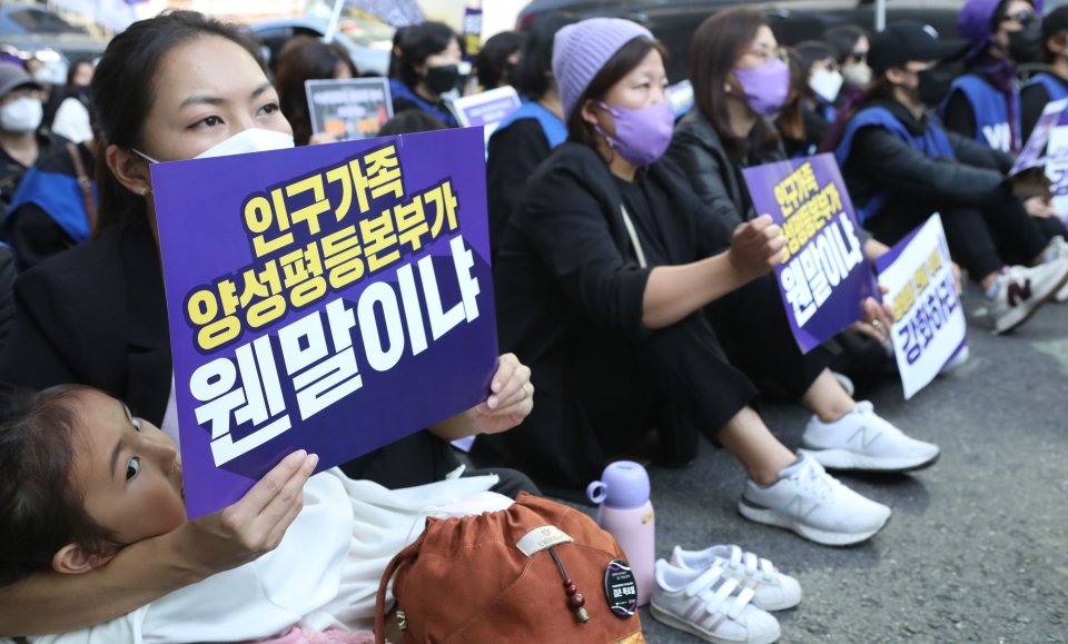 15일 서울 종로구 종각역 인근에서 195개의 여성·시민·노동·사회단체가 여성가족부 폐지 규탄 집중 집회를 개최했다. ⓒ홍수형 기자