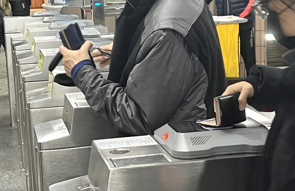 26일 서울 종로구 안국역에서 시민들이 교통카드를 찍고 있다. ⓒ홍수형 기자