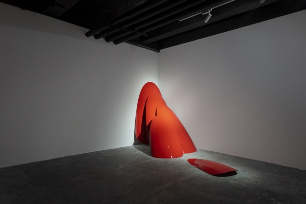 마틴 마르지엘라, 붉은 손톱들(Red Nails), 2019, 유리섬유에 래커, 가변 크기, Courtesy the artist and Zeno X Gallery, Antwerp ⓒ롯데뮤지엄 제공