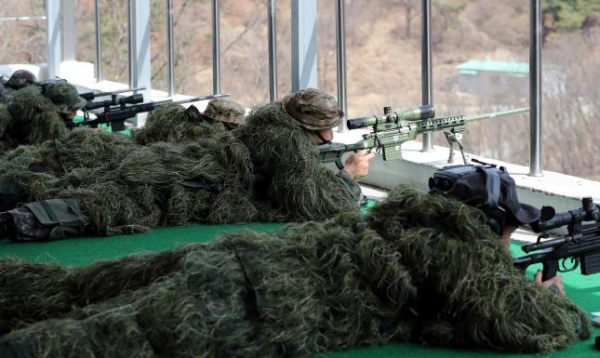 육군55사단 저격수 요원들이 2021년 3월 19일 육군특수전학교 훈련장에서 열린 저격수 집체교육에서 사단 정보중대가 운용하는 드론과 연계해 K14 저격용 소총 사격을 하고 있다 ⓒ국방일보 제공