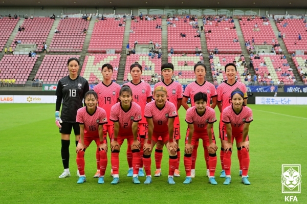 2022년 7월 19일 한국 여자축구대표팀이 일본 이바라키현 가시마 스타디움에서 열린 2022 동아시아축구연맹 EAFF E-1 챔피언십 일본과의 개막전에 앞서 기념촬영 하고 있다. 사진=대한축구협회 제공