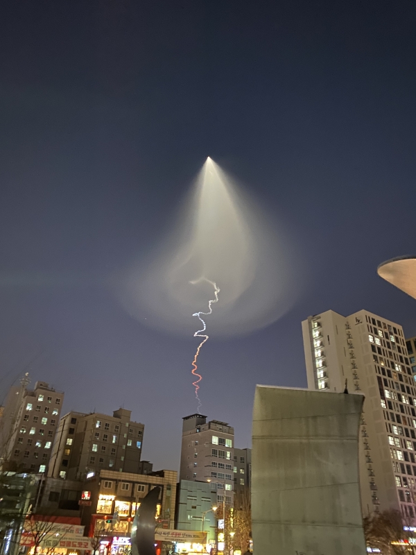 30일 오후 6시 10분께 서울 하늘에서 발견된 무지개빛 연기. 사진=독자 제보