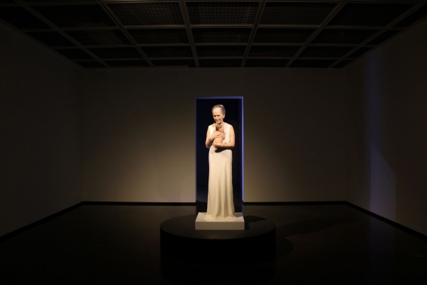 샘 징크(Sam Jinks), 여자와 아이(Woman and Child), 2010, 실리콘, 실크, 머리카락, 145x40x40cm ⓒ서울미술관 제공