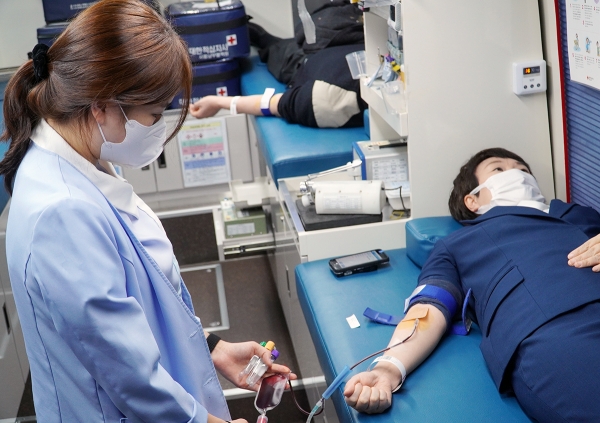 대한간호조무사협회와 대한의사협회 임직원이 새해를 맞아 남부적십자혈액원 헌혈버스에서 헌혈 캠페인을 실시했다. ⓒ대한간호조무사협회
