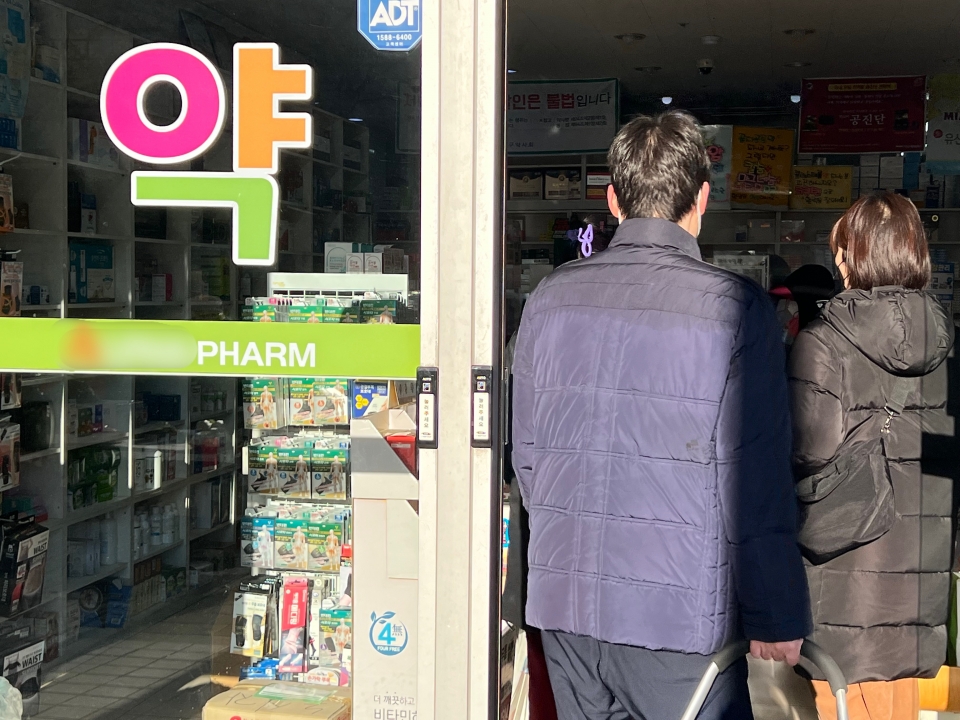 2일 서울 서대문구에 위치한 한 약국에 시민들이 약을 구매하기 위해 약국에 들어서고 있다. ⓒ홍수형 기자