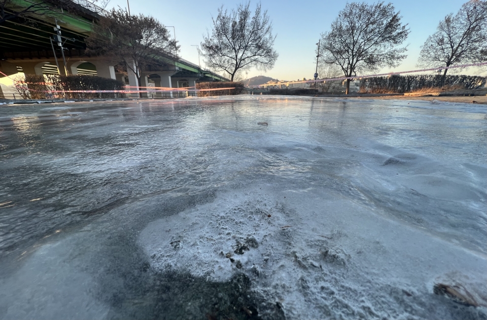 3일 서울 서초구 잠원한강공원 산책로가 연일 이어지는 한파에 얼어 붙었다. ⓒ홍수형 기자