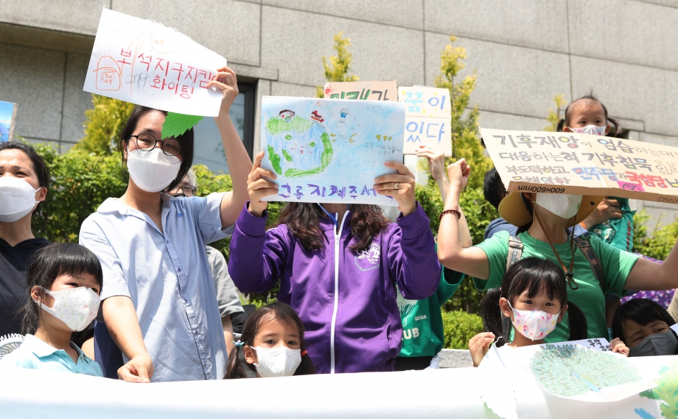 2022년 6월13일 서울 종로구 헌법재판소 앞에서 아기기후소송단과 정치하는엄마들을 비롯한 5개 단체가 '지구를 지켜라, 아기 기후 소송' 기자회견을 열었다.  ⓒ홍수형 기자