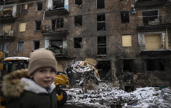한 어린이가 러시아의 공격으로 파괴된 아파트 앞을 지나고 있다. ⓒ우크라이나 국방부 트위터