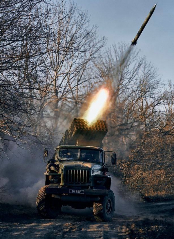 우크라이나군이 다연발로켓포를 쏘고 있다. ⓒ우크라이나 국방부 트위터