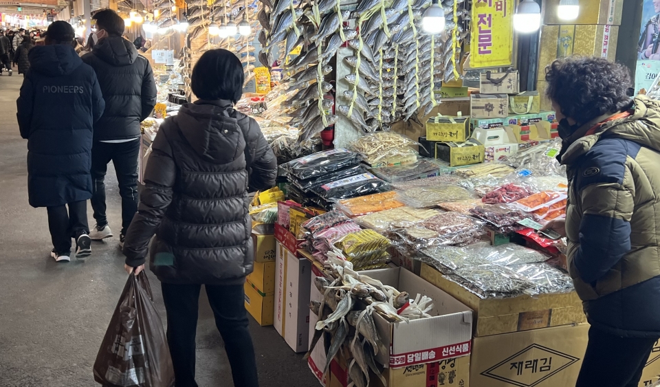 9일 서울 종로구 광장시장에서 시민들이 구매할 식품들을 둘러보고 있다. ⓒ홍수형 기자