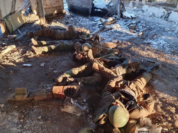 우크라이나 동부 바흐무트에 군인 시신들이 방치돼있다. ⓒ우크라이나 국방부 트위터
