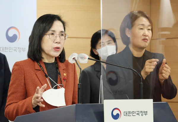 김현숙 여성가족부 장관이 9일 서울 종로구 정부서울청사에서 2023년 업무보고 사후 합동 브리핑을 하고 있다. ⓒ여성가족부